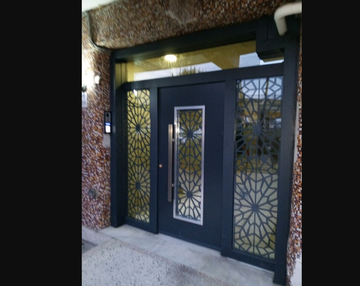 GENİŞ BİNA GİRİŞ KAPI