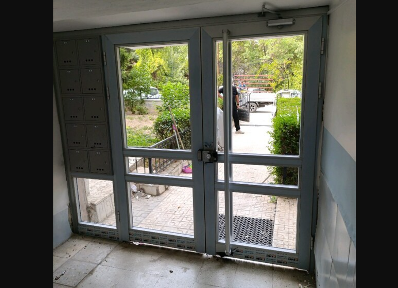 alüminyum kompozit bina giriş kapısı