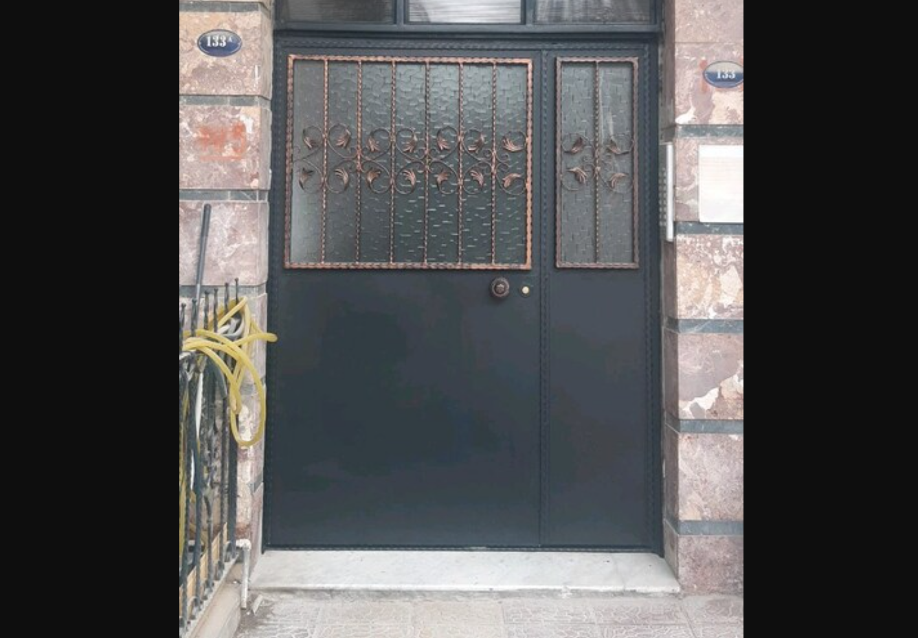 iki kanatlı demir bina giriş kapısı