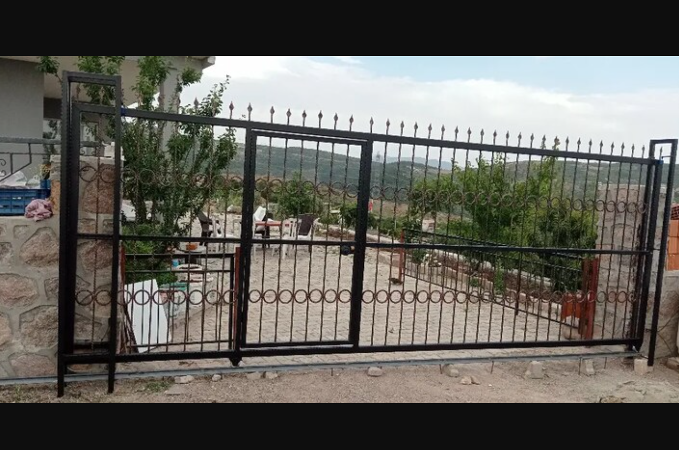 Ferforje sürgülü bahçe kapısı