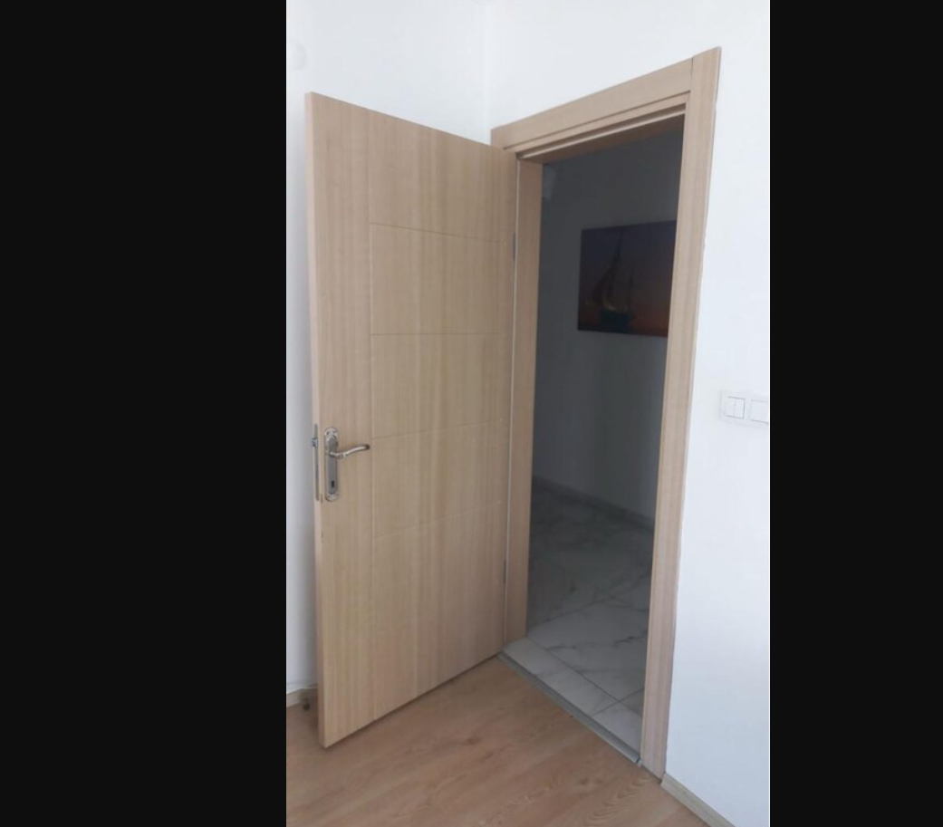 Kasaları ile birlikte ikinci el oda kapısı
